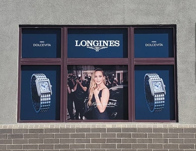 Custom retail window graphics Photo
